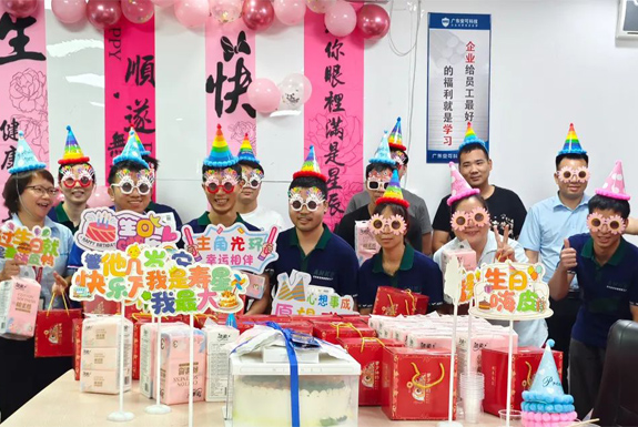 Một lễ kỷ niệm sinh nhật tuyệt vời cho các thành viên trong nhóm anke!